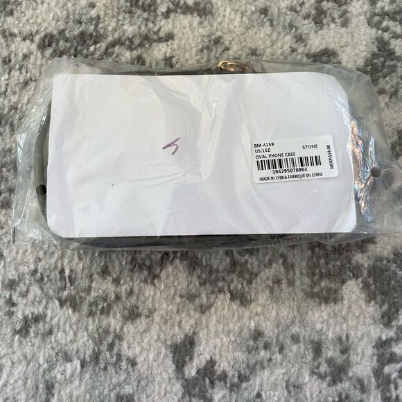 Badgley Mischka Diamond Quilted Oval Crossbody Phone Case in stone NWT MSRP $59 - Picture 4 of 9